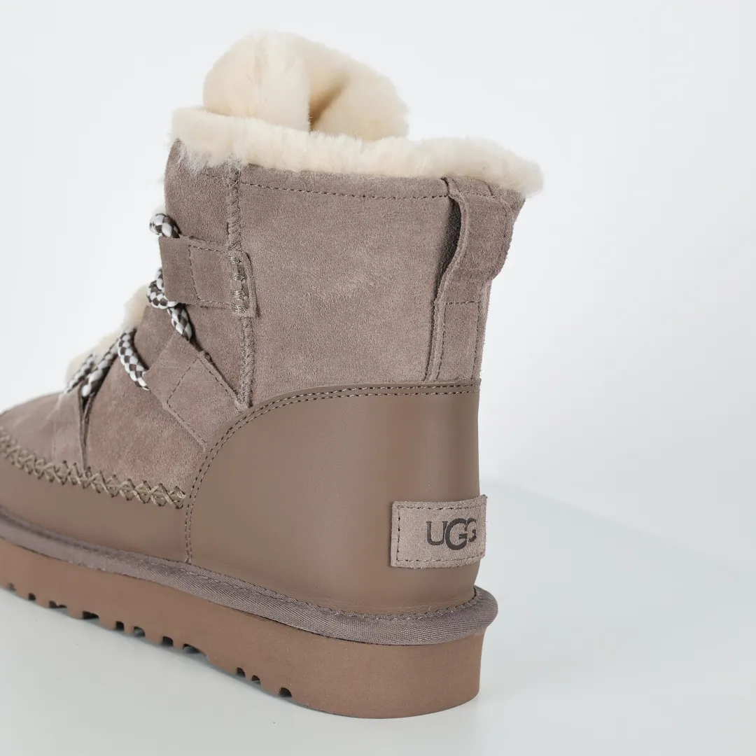 Copywriting price 💰720 The core recommendation is good price UGG sheepskin and fur integrated snow boots for women. Exclusively for foreign trade on the foreign trade platform. UGG new snow boots 1174574. Produced by the production line of ten-year-old brand shoemaking factories. Pay attention to every detail. Longfeng A-grade genuine sheepskin and fur integrated. Completely built in accordance with the ZP process. Size: 35 36 37 38 39 40